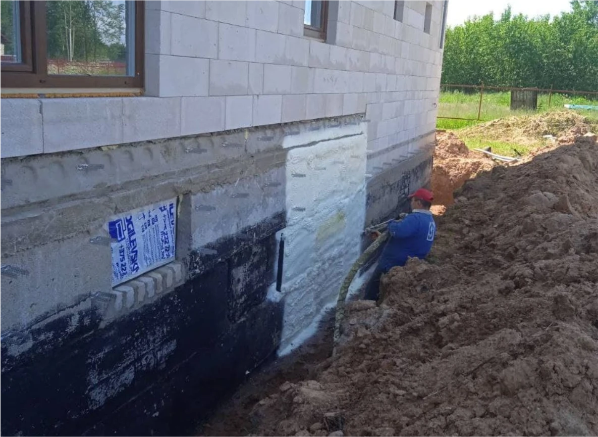 Напыление ППУ на фундамент дома