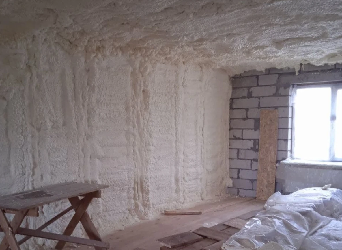 Напыление ППУ на стены и кровлю изнутри дома